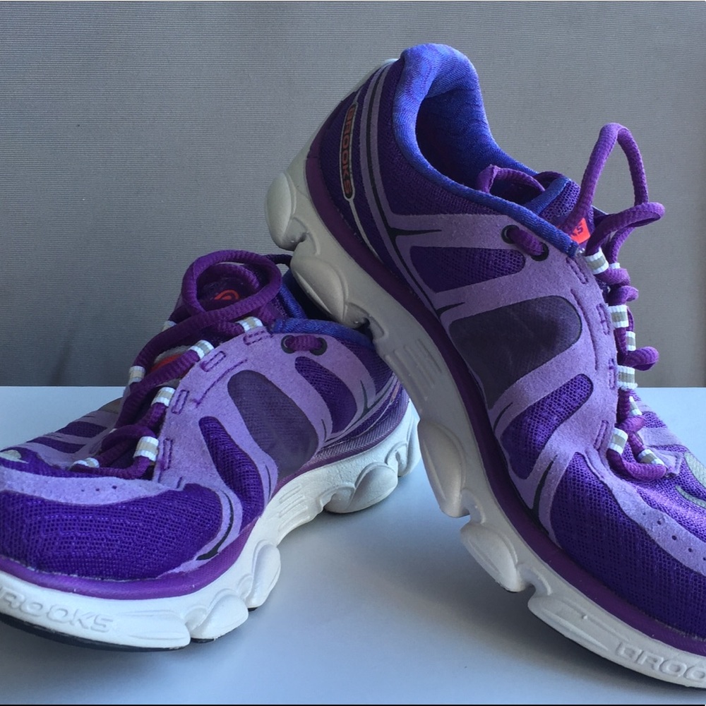 Brooks running shoes. Size: 7